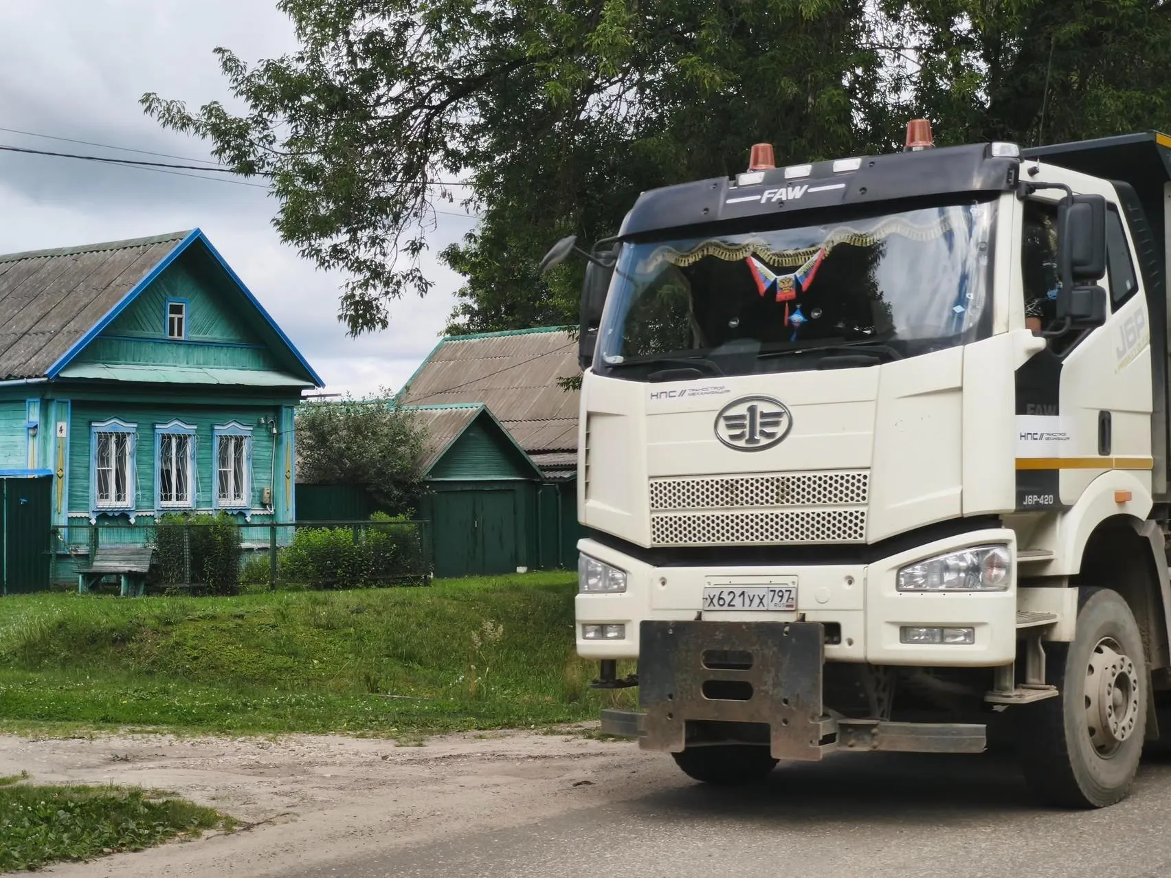 Деревни вдоль трассы Москва — Санкт-Петербург сталкиваются с выселением домов и тревогой из-за приближающихся грузовиков и поездов.
