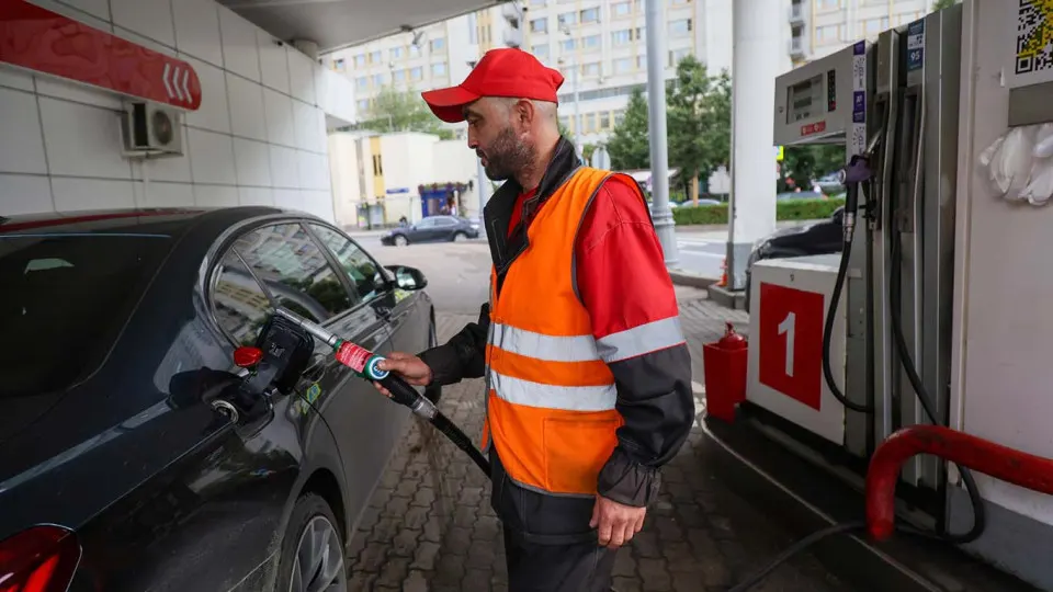 После ударов по нефтепереработке в регионе Москвы рост очередей и дефицит бензина наблюдаются на АЗС, в том числе по АИ-95; аналогичные проблемы фиксируются и в других регионах.