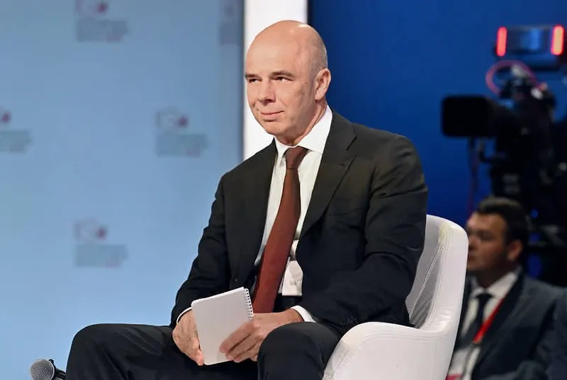 Глава Минфина Антон Силуанов сообщил, что все статьи бюджета обеспечены ресурсами и обязательства будут выполнены. На начало 2026 года дефицит бюджета составил около 6,46 трлн рублей (около 2,8% ВВП).