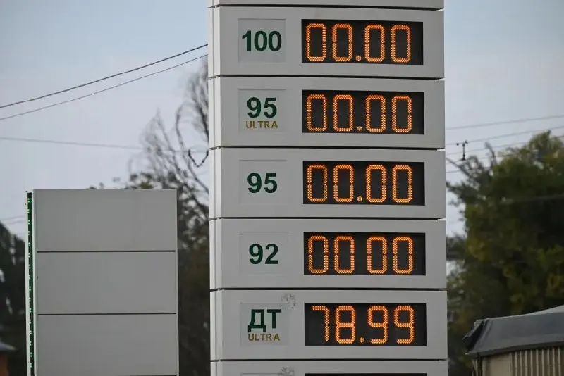 С 1 сентября на АЗС разрешена розничная продажа бензина и дизельного топлива классов Евро-2 — Евро-5 до 30 июня 2027 года, мера направлена на предотвращение дефицита топлива и согласование требований.