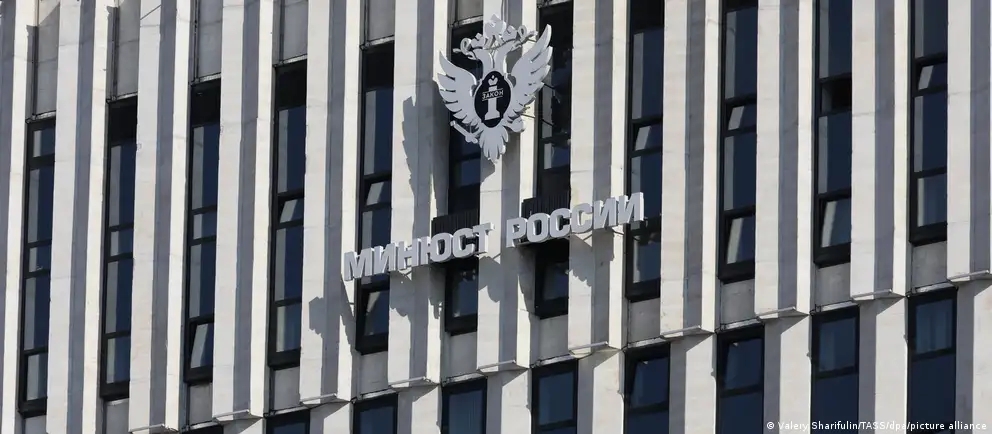 Минюст РФ добавил шесть новых организаций в список нежелательных, включая Фонд защиты прав человека и Исследовательский центр Восточной Европы. Обновление затрагивает ограничения на деятельность и распространение материалов.