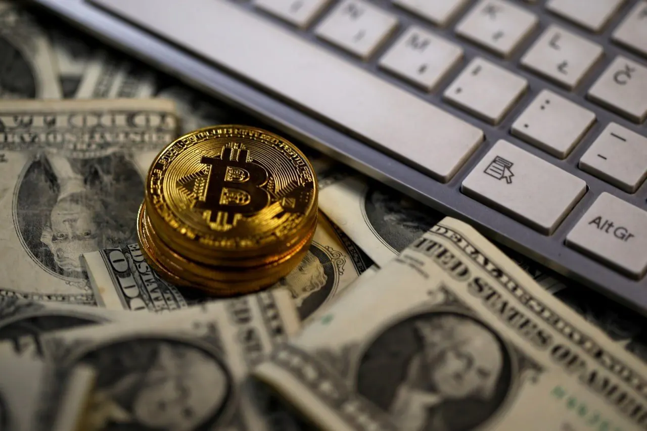 Бинарная криптобиржа Binance передает данные клиентов правоохранительным органам в рамках уголовного дела против IT-специалиста Юрия Беленького; материалы дела содержат детали переводов и запросы Следственного комитета.