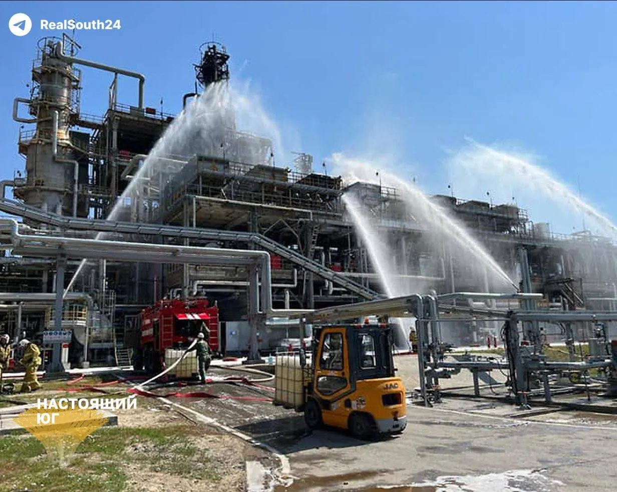 Атаки на НПЗ в августе снизили переработку нефти, вызвали перебои с бензином и рост цен на рынке внутри страны.