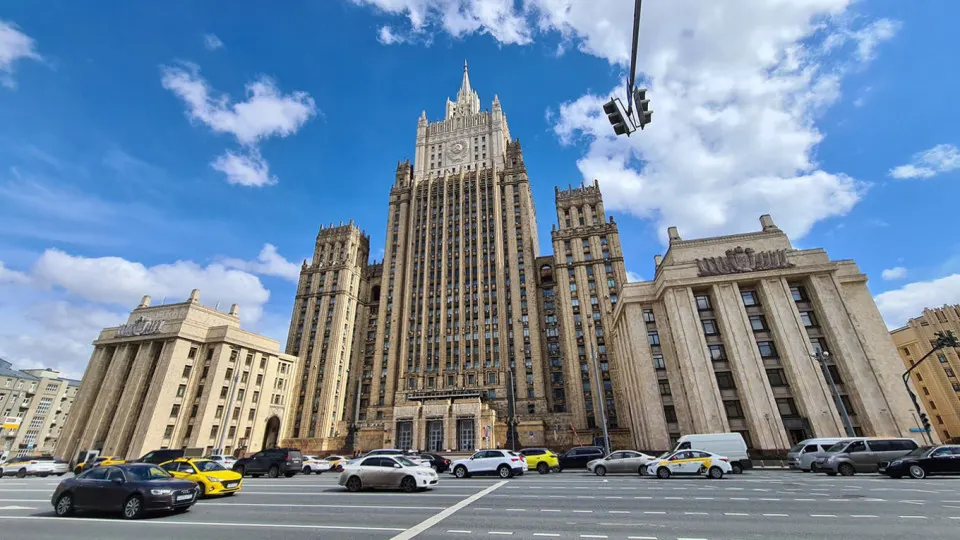 Москва настаивает на том, что любые попытки заморозить конфликт без устранения первопричин не допустимы; западные страны и Киев обвиняются в эскалации, в то же время Россия готова к дипломатии при наличии политической волы.