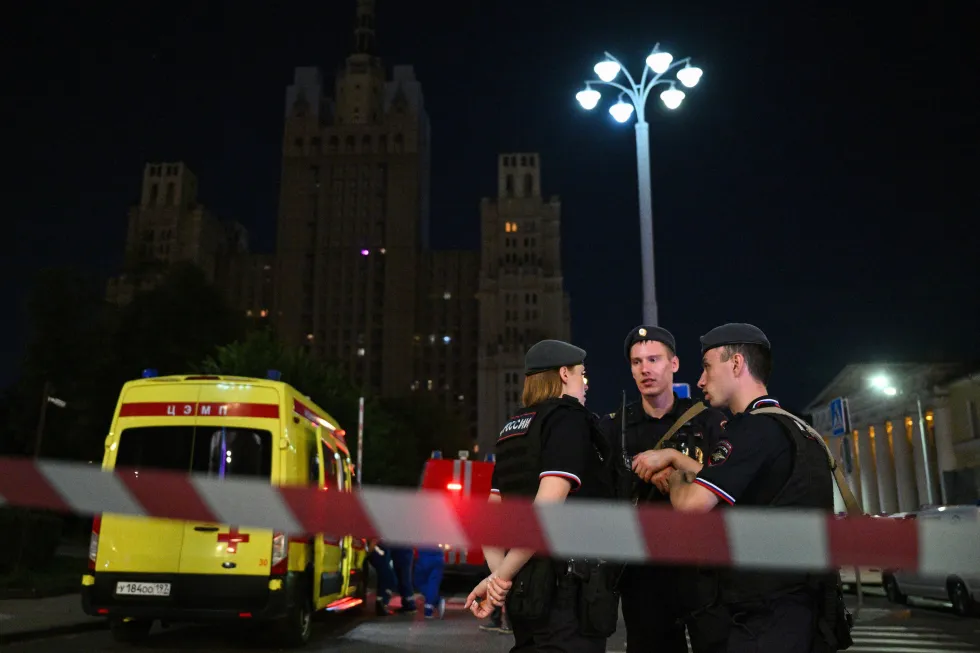 Расследование продолжается после взрыва в центре Москвы; предварительная версия — самодельное взрывное устройство. Наличие пострадавших и погибших подтверждается.
