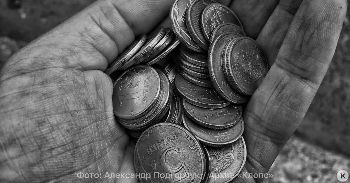 По данным Пенсионного фонда на 1 июля 2026 года, работающие пенсионеры получают в среднем около 24 929 рублей в месяц, в то время как неработающие — 27 850 рублей.