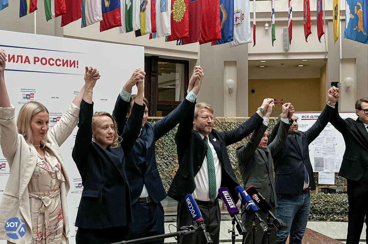Перед парламентскими выборами в России оппозиционные фигуры и активисты, находящиеся за границей, запустили кампанию за партию «Яблоко» и призывают голосовать на участках в полдень по всей стране.