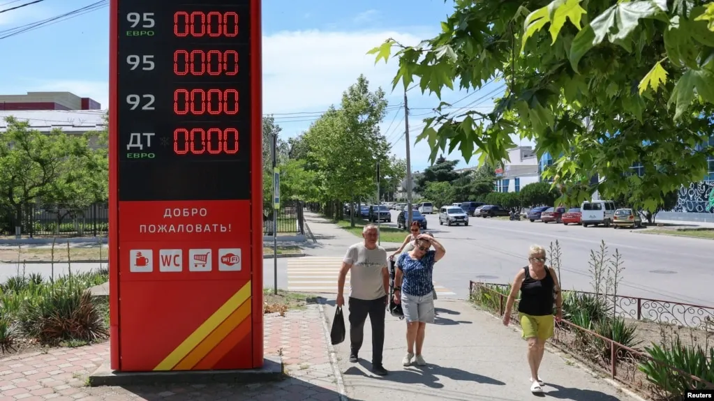 В Геленджике и соседних населённых пунктах кончается топливо; власти публикуют список работающих заправок, очереди растягиваются на часы.