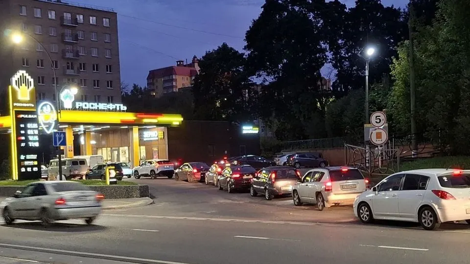 Очереди на АЗС снова возникают в нескольких регионах на фоне ограничений поставок и повышенного спроса. Правительство увеличивает импорт и временно смягчает требования к качеству топлива.