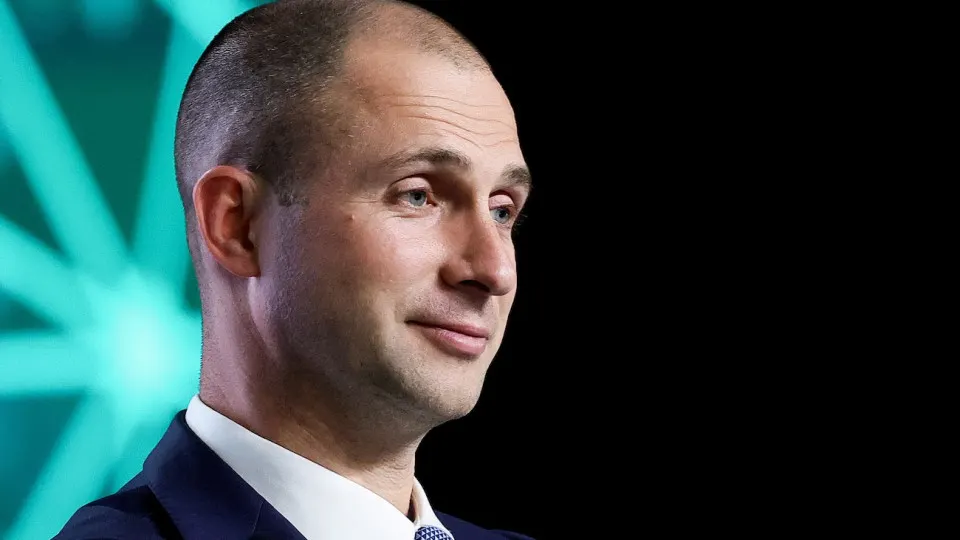 По итогам первых шести месяцев 2026 года VK зафиксировала чистый убыток в 3,8 млрд рублей на фоне роста выручки. Во втором квартале компания впервые вышла в небольшую прибыль за счет распродажи активов; суммарные убытки за годы достигают почти 200 млрд рублей.