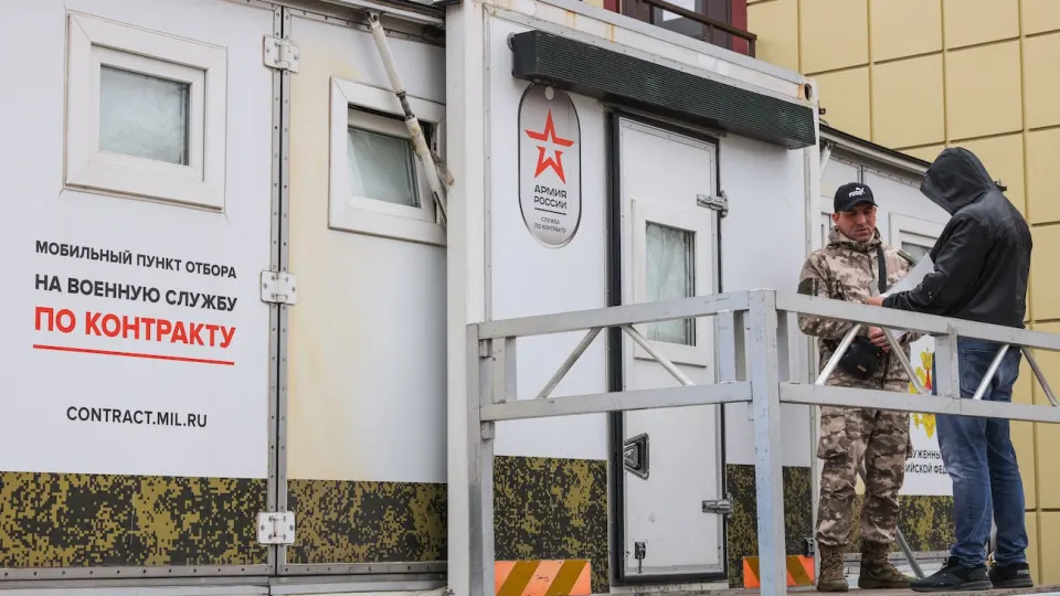 Власти усиливают набор контрактников и обсуждают возможные мобилизационные меры, при этом регионы сталкиваются с давлением на вербовку. Пенза стала одним из очагов сопротивления вербовщикам, другие регионы также вовлечены.