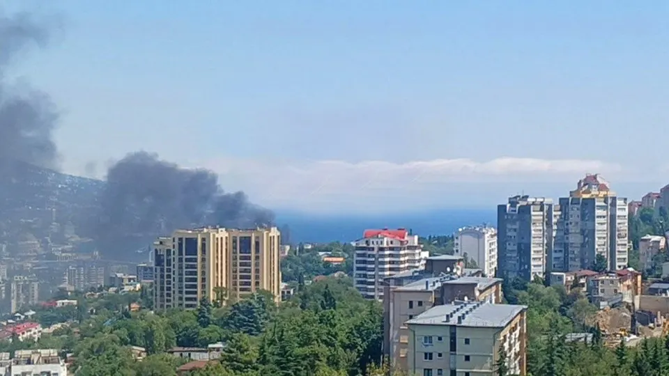 Украина нанесла удар по побережью Ялты с применением дронов; на набережной возник пожар в здании, власти ведут расследование.