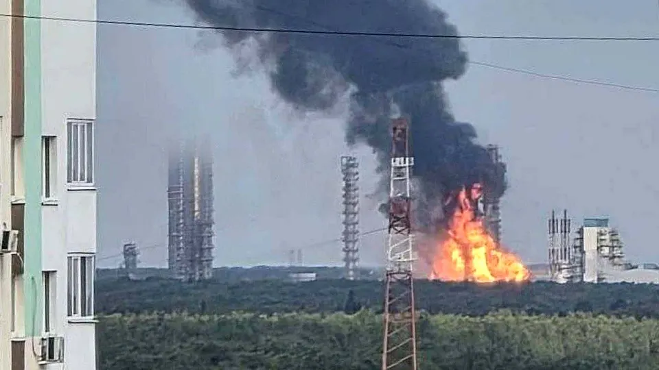 Крупный завод Запсибнефтехим в Тюменской области прекратил производство после удара беспилотников; сейчас проводится оценка ущерба и последствий для отрасли.