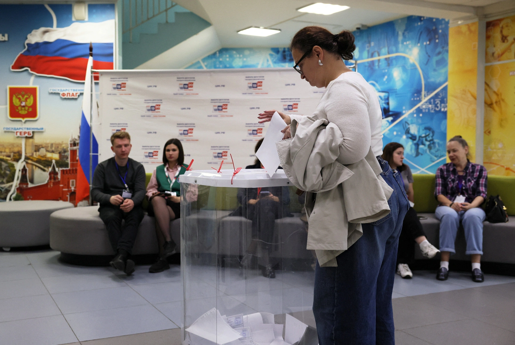 За две недели снято и не допущено к участию более 60 кандидатов; основными поводами стали экстремистская символика, нарушения авторских прав и иностранные акции; история охватывает регионы от Свердловской до Ульяновской области и другие регионы.