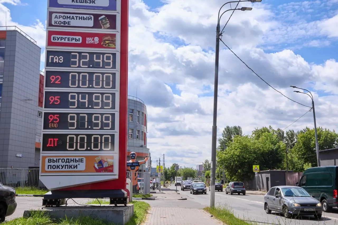 ФАС фиксирует рост числа дел и предупреждений против продавцов топлива на фоне скачков цен на бензин и дизель по стране. В регионе Калмыкия ценовые колебания отмечаются на отдельных заправках.