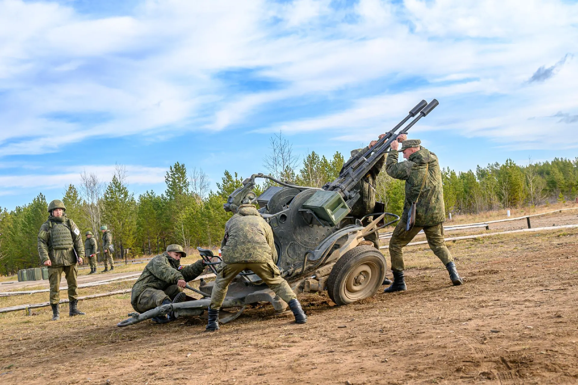 По данным властей, численность военнослужащих возрастёт на 15,5 тысячи человек.