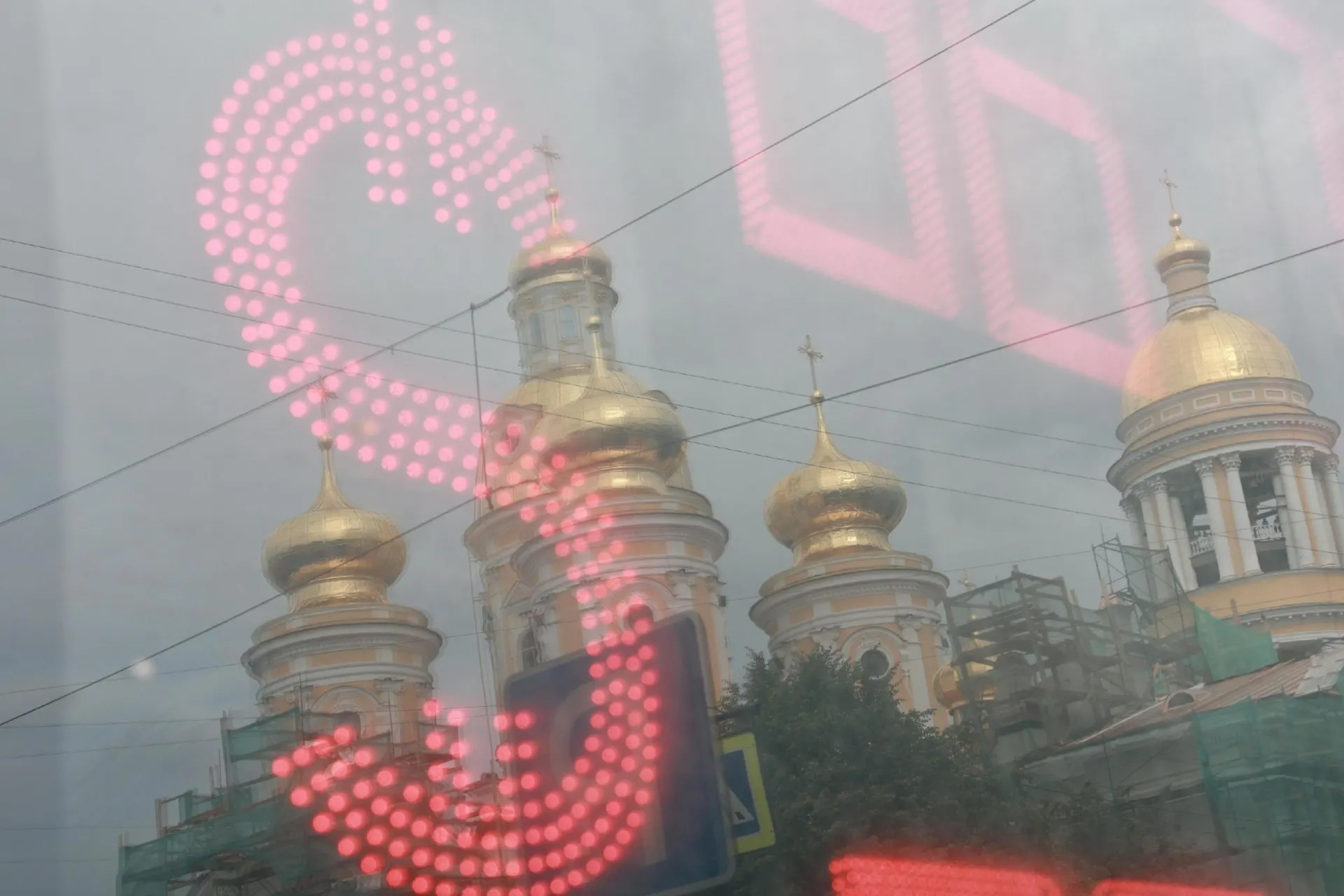 За лето курс рубля снизился к доллару, а в стране выявлен острый дефицит валюты; аналитики ждут дальнейшей динамики.