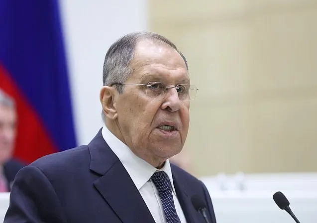 Российский министр иностранных дел указал на крайне опасную реакцию западных стран и отметил, что закрытие дипломатических представительств демонстрирует, что уроки истории остаются невысвоенными.