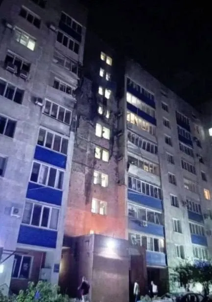 За ночь зафиксированы массовые применения беспилотников: разрушения в порту и жилых домах Новокуйбышевска, взрывы в Тольятти и Белгородской области, продолжение ударов по Киеву.