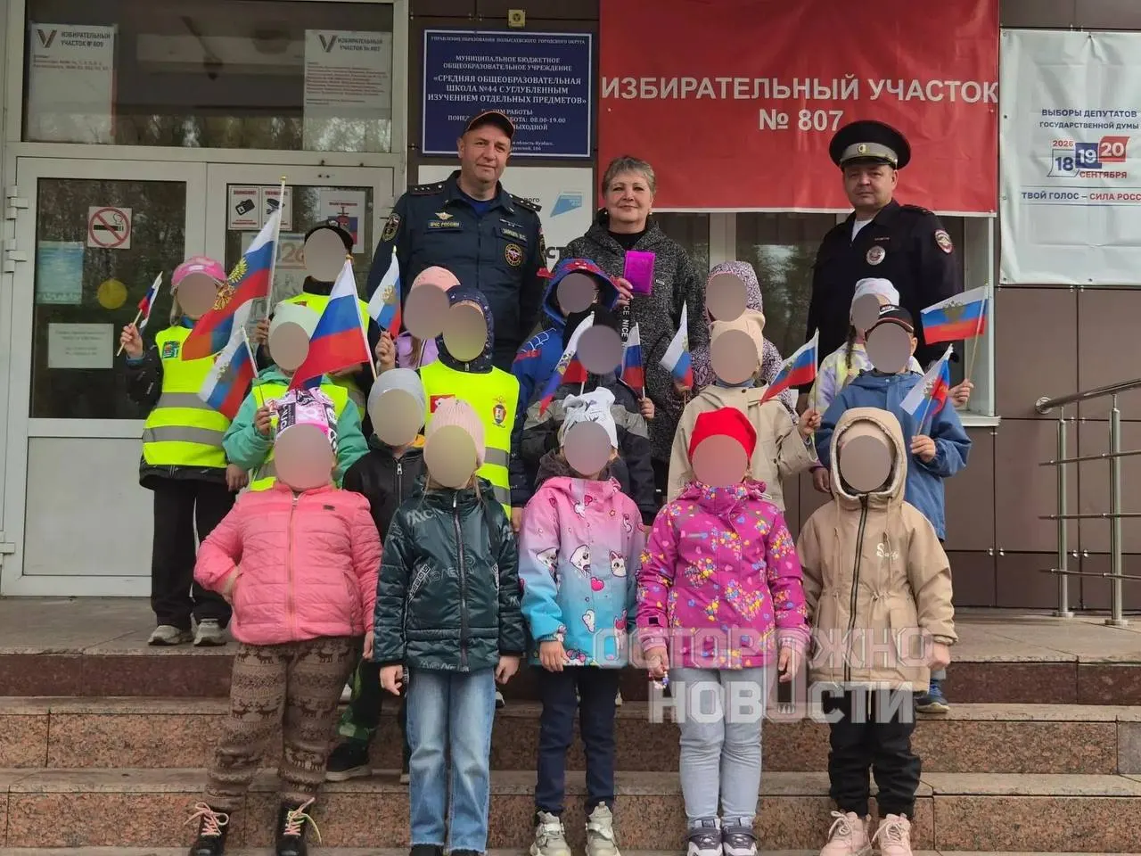 Сообщения из регионов фиксируют проведение имитационных выборов в дошкольных учреждениях: распределение ролей, экскурсии на участки и попытки повлиять на голосование с призами.