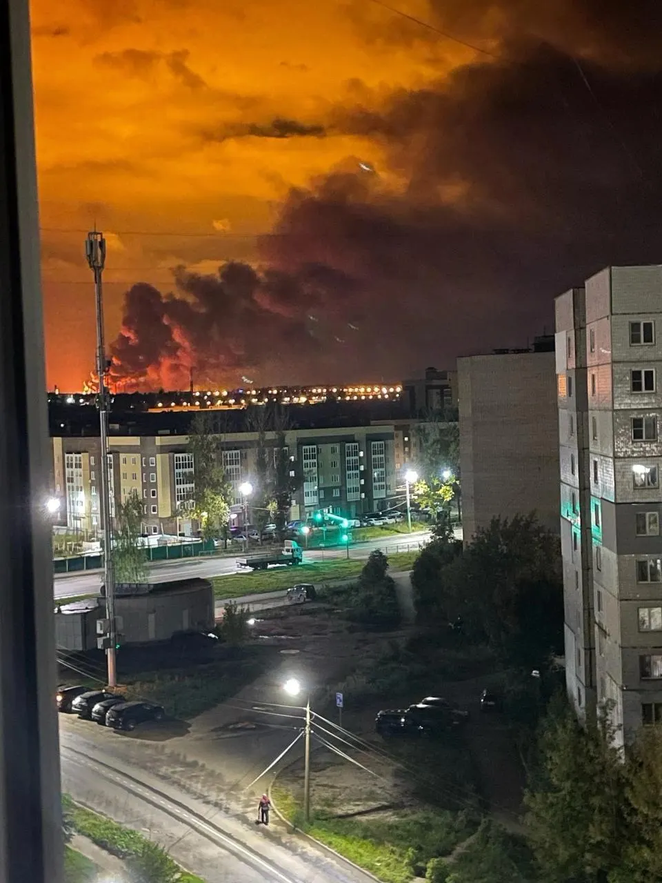 В ночь на 17 сентября беспилотники ударили по нескольким регионам, включая Ярославскую и Ростовскую области: на НПЗ возник пожар, часть населённых пунктов осталась без света; погибших нет.