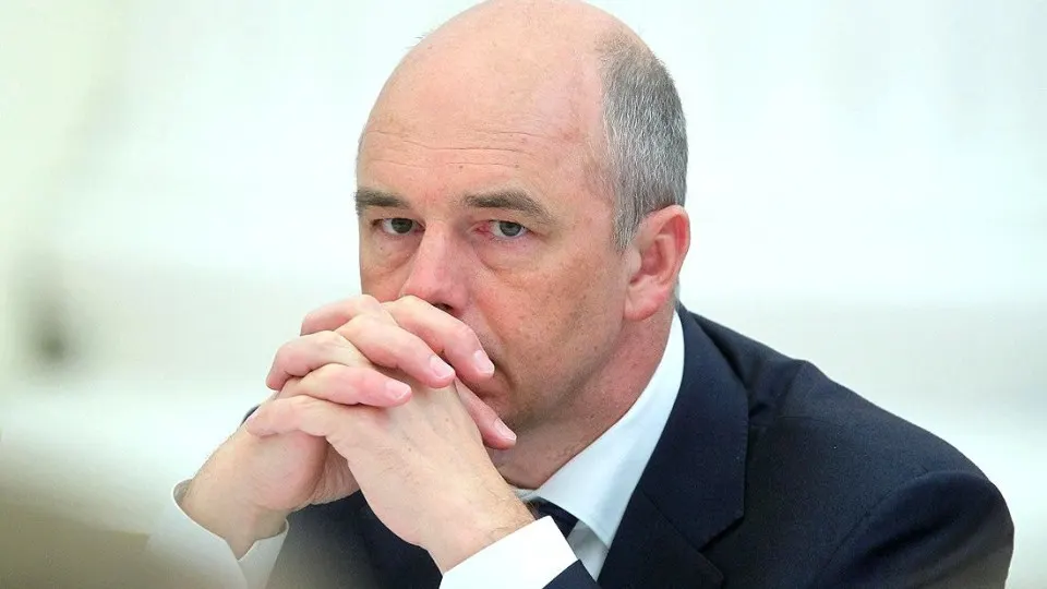 Дефицит бюджета России в 2026 году существенно превысит прогнозы, давление на казну усиливается из-за растущих военных расходов.