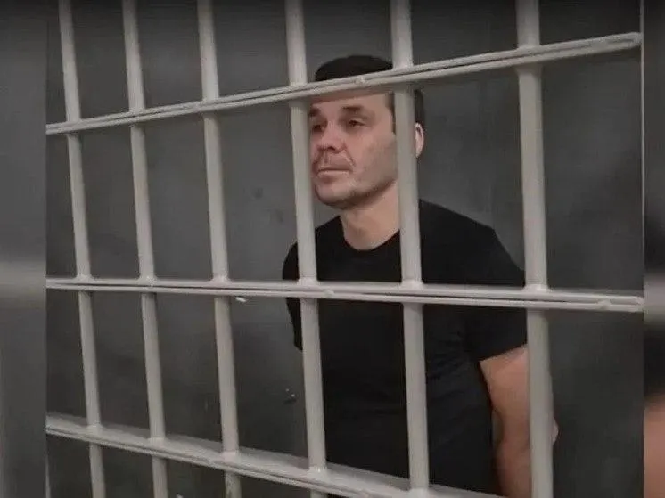 48-летний россиянин со шведским гражданством получил наказание в виде 14 лет колонии строгого режима по делу о госизмене; как утверждают силовики, он совершал финансовые операции в интересах ВСУ.