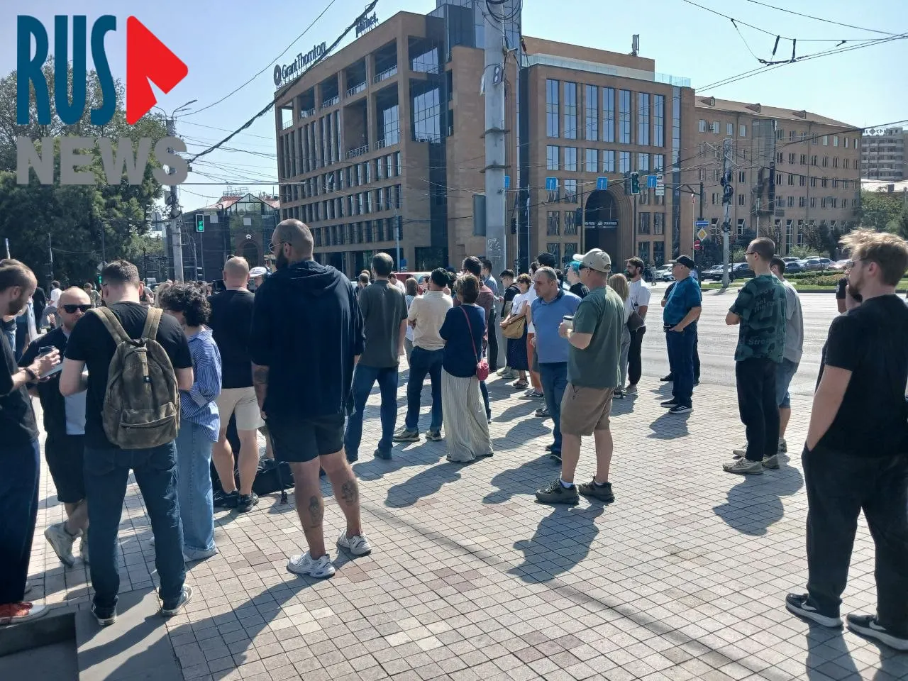 У посольства РФ в Ереване к полудню сформировалась крупная очередь из избирателей; рядом проходит митинг, активисты выступают за пацифистские инициативы.