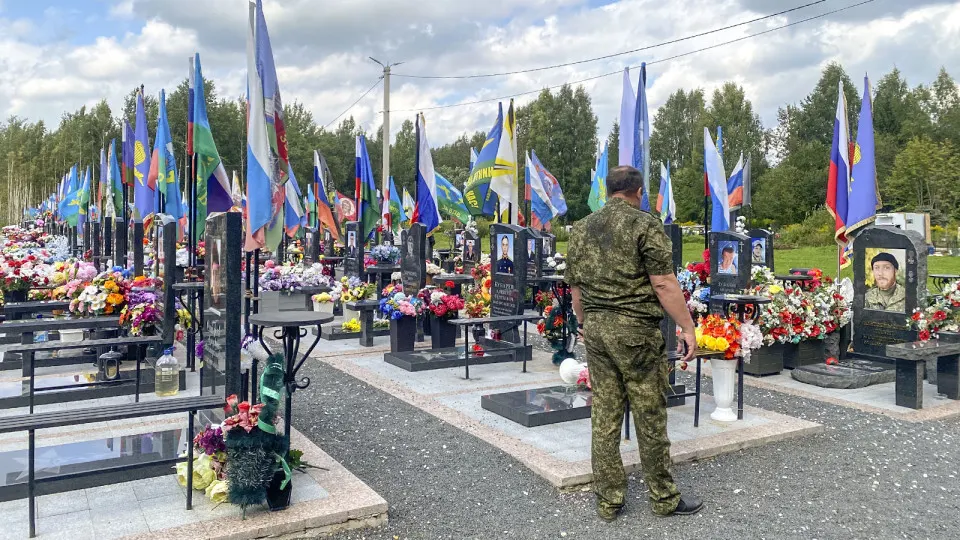 Региональные бюджеты урезают выплаты семьям погибших и сталкиваются с бюджетными дефицитами, что влияет на экономику регионов и динамику набора контрактников.