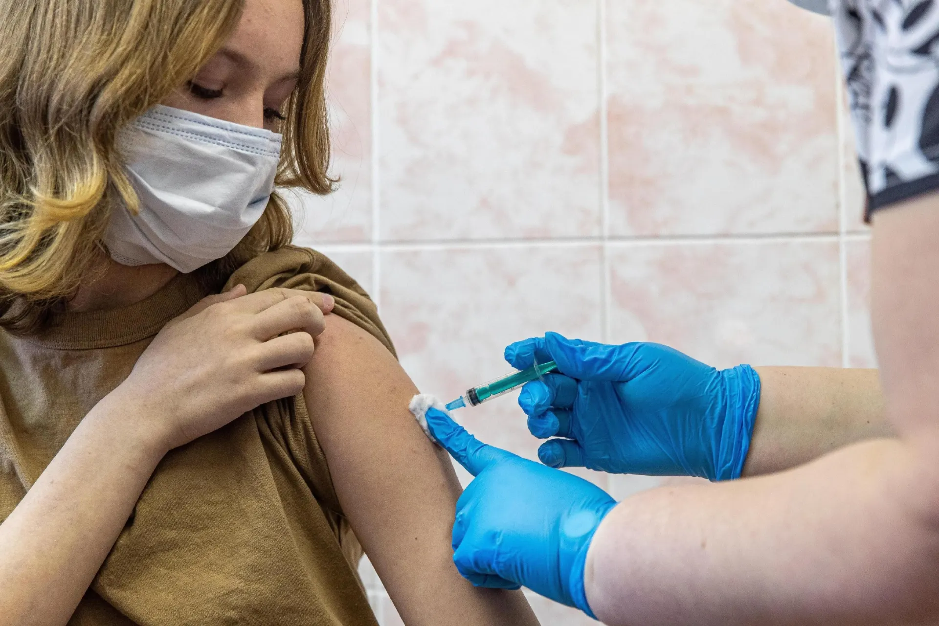 Со второй половины 2027 года начнут прививать девочек вакциной против вируса папилломы человека (ВПЧ) с целью снижения риска рака шейки матки и защиты здоровья женщин на протяжении жизни.