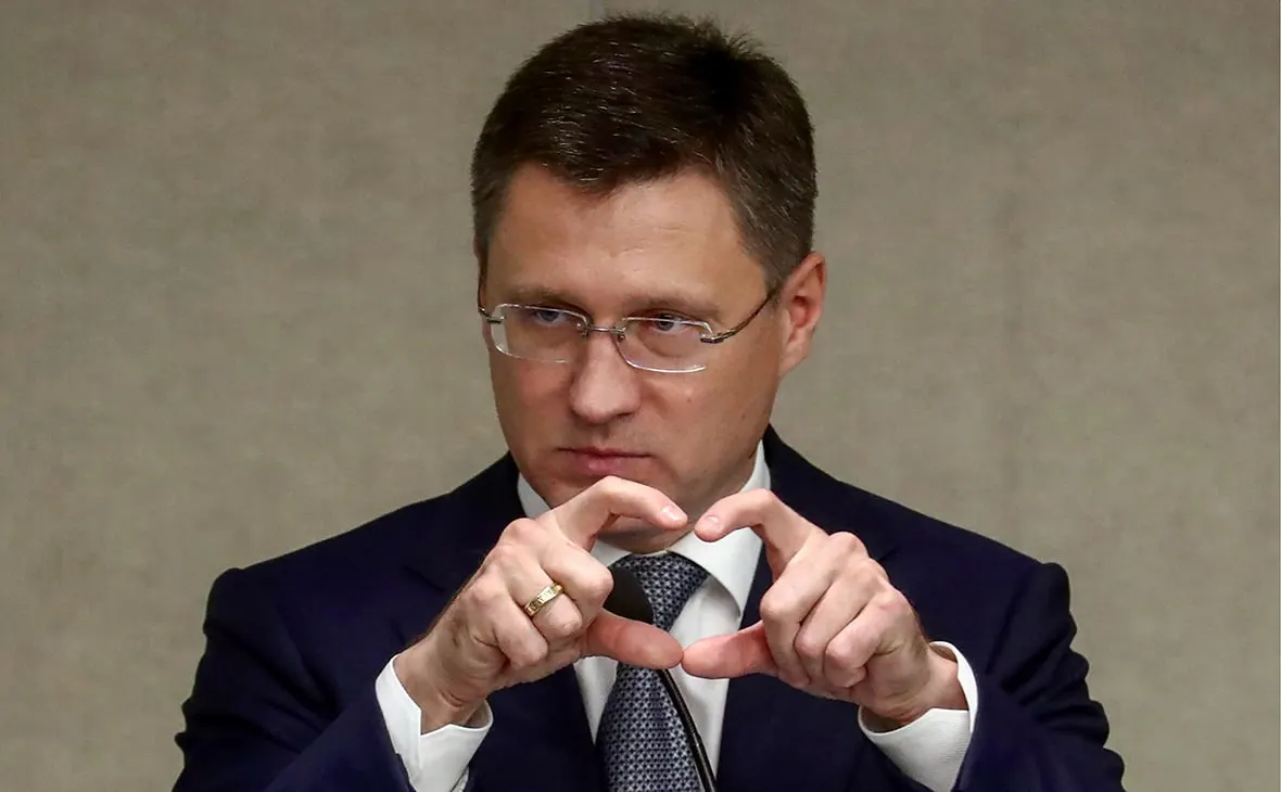 Беспилотники поразили три НПЗ и газохимический комплекс; один объект получил повреждения. По данным властей, системы защиты работают, а запрет на экспорт дизельного топлива планируется продлить до конца января.