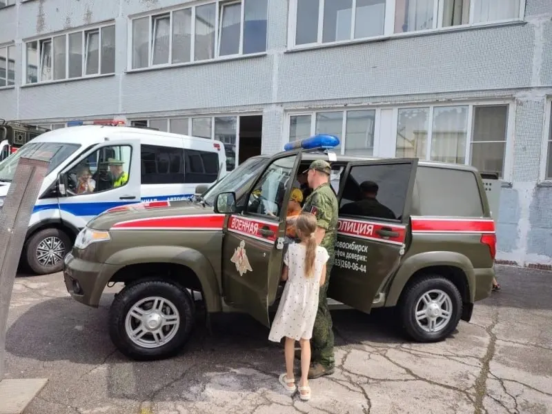 Военная полиция может получить право на опрос граждан, проверку документов и розыск, а также работать в гражданской одежде по решению руководства.