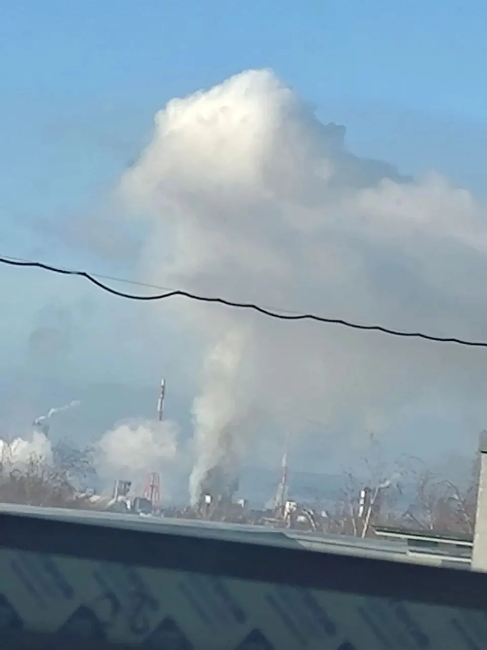 Ночные атаки беспилотников в Нижегородской области: три человека ранены, повреждены жилые дома и образовательные объекты. Инцидент требует внимания региональной общественности.